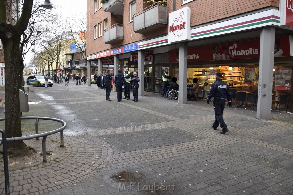 Einsatz BF Koeln Messerstecherei Koeln Porz Josefstr P19.JPG - Miklos Laubert